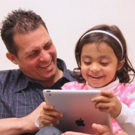 dad-daugther-ipad