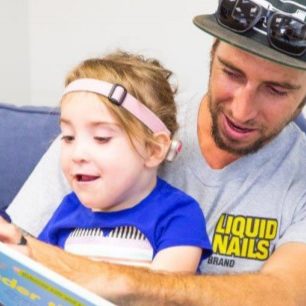 dad-reading-with-daugther